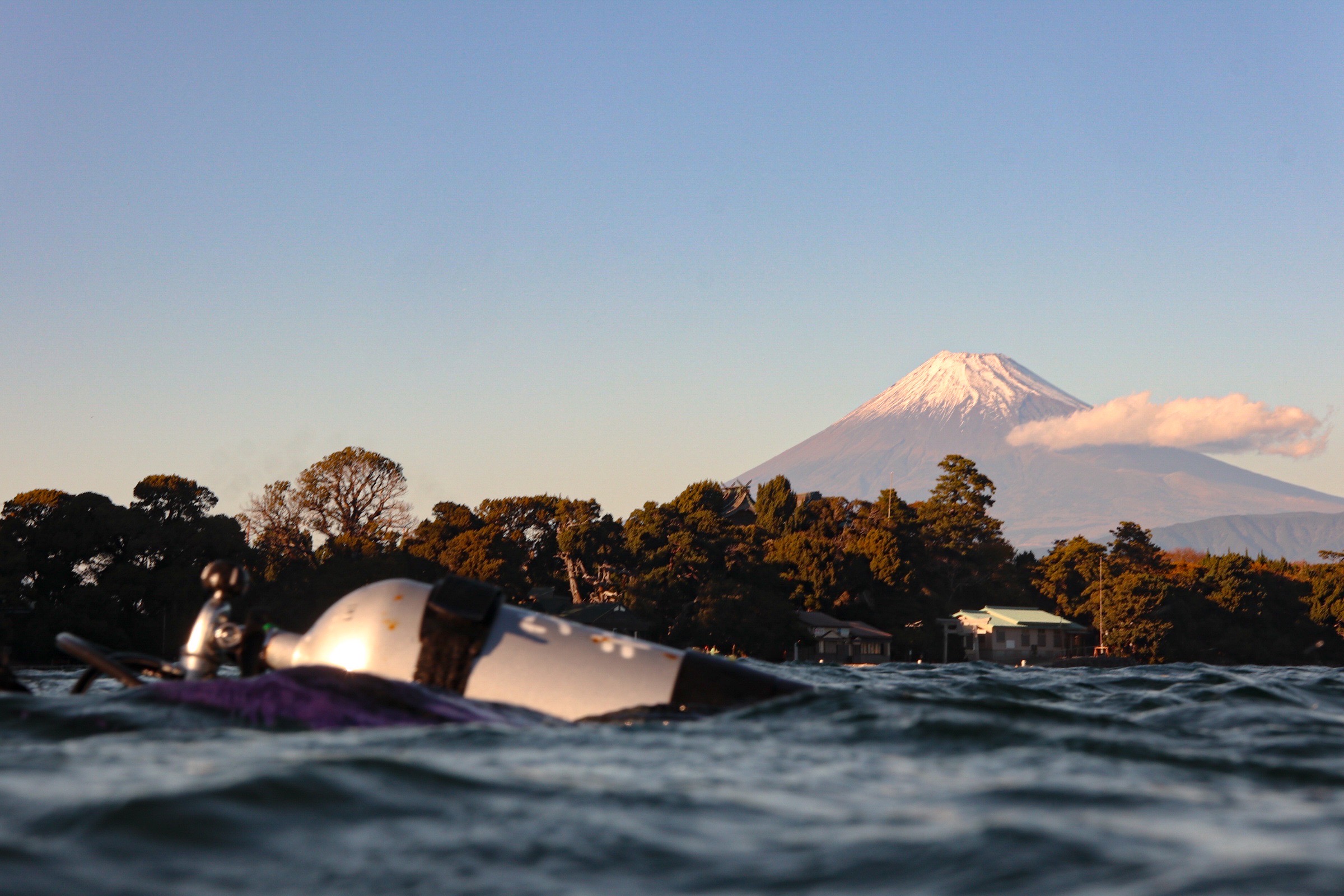 大瀬崎の海面から望む富士山とダイバー